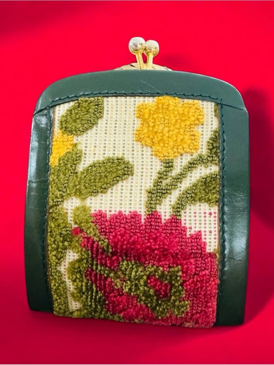 Vintage Handbags - Vintage Kiss-Lock Coin Purse